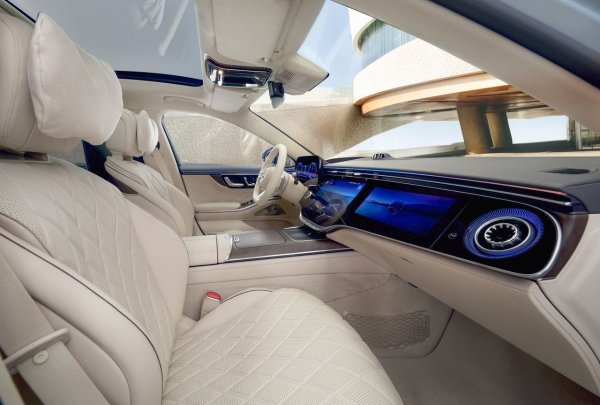 Под повърхността обновеният Mercedes S-Class поставя началото на нова дигитална ера благодарение на въвеждането на новата операционна система MB. OS - вътрешно разработена платформа, която действа като "супер-мозък" на автомобила. Всички системи - от инфотейнмънт до асистенти за шофиране и контрол на динамиката, вече са интегрирани в единна, интелигентна екосистема, свързана с облака на Mercedes, способна да получава дистанционни ъпдейти, за да остане актуална във времето. 