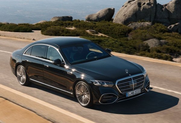 Маневреността на автомобила се осигурява от завиващите задни колела, вече стандартно с ъгъл до 4.5&deg;, или до 10&deg; като допълнителна опция. Системата за въздушно окачване въвежда интелигентен контрол на амортисьорите, който благодарение на информацията Car-to-X от облака може да се подготви предварително за шофиране през особено дълги неравности, за да осигури плавно возене.