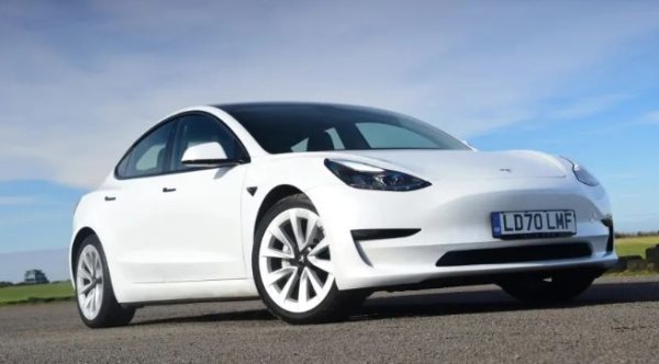 Спекулациите около появята на Model 2 &ndash; хечбек, насочен към пазара в Европа и струващ под 25 000 евро, продължават. Изглежда обаче подобен автомобил не е сред приоритетите на Tesla в момента. С оглед на предимството на марката на пазара и технологиите, с които разполага, появата на компактен градски електромобил е само въпрос на време.