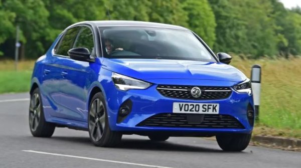 Вече е известно, че следващата Corsa ще използва най-малката от новите платформи на компанията-майка Stellantis, за да стане изцяло електрическа. Гамата на двете марки от модели на ток трябва да бъде завършена през 2028 г., което означава, че наскоро представената Mokka също ще премине към архитектура само за електромобили.