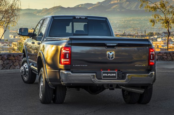 Офроуд-версията Ram 2500 Power Wagon (увеличен просвет, заключващи се диференциали между осите, отключващи се стабилизиращи щанги) обаче не се предлага с двигател Cummins, а с 6,4-литров бензинов V8. Като цяло тежките Ram имат задвижване на задните колела или твърдо свързано задвижване на всички колела. Семейството 3500 се отличава и по задните листови пружини вместо пружини.