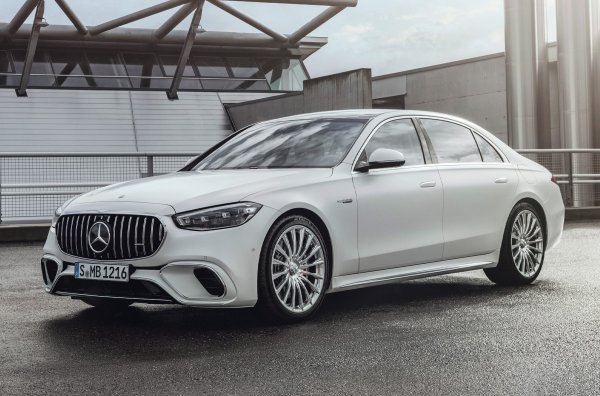 През последните години различни модели на Mercedes се сдобиха с хибридната система E Performance, но в случая се спираме на върху най-свирепата производствена S-класа в историята. Тя разполага с 802 к.с. и 1430 Нм, благодарение на комбинацията от 4,0-литров туин-турбо V8 (М177) с 612 к.с., 9-степенна автоматична скоростна кутия AMG Speedshift MCT-9G с мокър съединител вместо преобразувател на въртящия момент и електрически мотор с мощност 190 к.с. на задната ос.