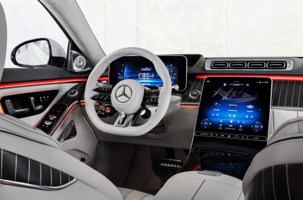 Така се получава задвижване на всички колела с възможност за предаване на тягата на предния мост. Динамиката на този пълноразмерен седан е повече от впечатляваща - ускорение от място до 100 км/ч става за 3,3 секунди, а максималната скорост е 290 км/ч.