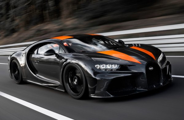 Това е уникална вариация на хиперколата Chiron, произведена в тираж от 30 броя. Или по-точно - клиентската версия на модифицираното купе, което разви 490,484 км/ч и стана най-бързият конвенционален сериен автомобил в света. Разликите спрямо стоковото Bugatti са доста сериозни. На първо място, W16 моторът с обем 8,0 литра и 4 турбокомпресора е получил редица подобрения. От него се изтръгват допълнителни 100 коня (1600 к.с.), но въртящият момент е подобен на оригиналния модел - 1600 Нм с широко &bdquo;плато&ldquo; от 2250&ndash;7000 об/мин.