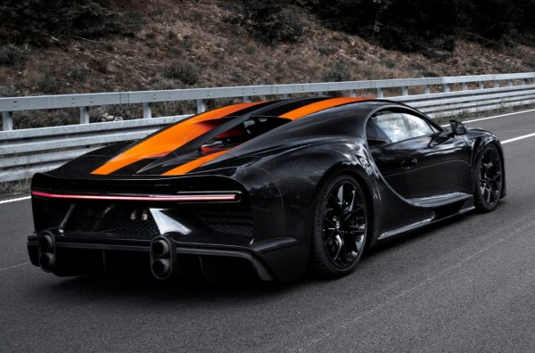 Аеродинамиката е друг важен аспект на Super Sport 300+. Задната част на купето е удължена с 250 мм, модифицирани са предният сплитер и задният дифузьор. Накратко, тези иновации са насочени към намаляване на аеродинамичното съпротивление и увеличаване на притискащата сила. Всичко в колата е подчинено на благородната цел да преодолее бариерата от 300 мили/ч (483 км/ч). Има обаче ограничител на скоростта на 422 км/ч.