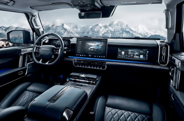 Любопитното е, че в Китай се предлага и изцяло електрически M-Hero, който се задвижва от 4 електромотора със съвкупна мощност 1088 к.с. и 1400 Нм. Този SUV е по-динамичен и достига 100 км/ч за 4,2 секунди - с 1,8 секунди по-бързо от базовия модел.