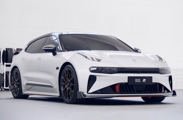 Китайския електрически хечбек също вече се продава на други пазари. FR (Future Road) (Бъдещ път) е неговата &bdquo;напомпана&ldquo; версия, която също разполага с 4 мотора - по 2 на всяка ос. Пиковите стойности са забележителни - 1265 к.с. и 1280 Нм! Както и ускорението до 100 км/ч от място, което става за 2 секунди. Максималната скорост е 280 км/ч.