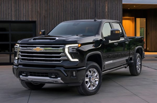 Големите пикапи Chevrolet Silverado HD (Heavy Duty) са известни с подсилената си конструкция и агрегати с висок въртящ момент. Една от версиите е оборудвана с с 6,6-литров турбодизел Duramax V8 (477 к.с. и 1322 Nm, налични при 1600 об/мин) и 10-степенна автоматична скоростна кутия Allison. 

Всички тези неща са необходими за трудни задачи като теглене на тежки ремаркета. И Silverado е много добър в това - във версия 3500 HD със задни двойни колела може да тегли ремарке с тегло до 16,3 тона!