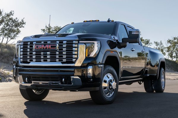 Това е луксозната алтернатива на Chevy Silverado с персонализиран външен и вътрешен стил. Технически пикапите са идентични. Оборудването на Sierra, подобно на Silverado, е много богато. Пикапът има асистиращи системи за безопасно теглене, включително 14 изгледа от камери за кръгов обзор. 13,4-инчовият мултимедиен сензорен екран е един от най-големите в пълноразмерния сегмент.