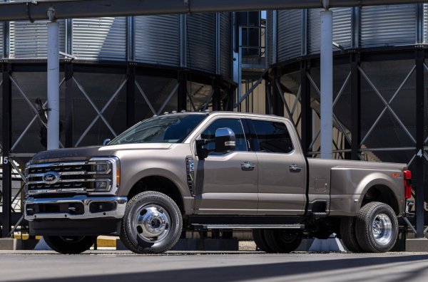 Super Duty на Ford с индекси F-250, F-350 и F-450 са вечните съперници на пикапите на GM с индекс HD. Те се предлагат с 6,7-литров Power Stroke V8 турбодизел в стандартна форма, както и във версия HO с по-висока мощност. В първия вариант стойностите са 482 к.с. и 1424 Нм, а във втория - 507 к.с. и 1627 Нм. От фабричните данни следва, че Super Duty е малко по-слаб от Chevy/GMC по отношение на способностите си за теглена - той може да премести ремарке с тегло до 15,7 тона със специален теглич.