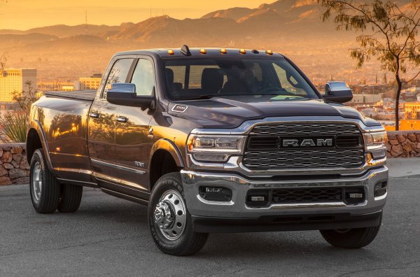 Heavy Ram сами по себе си са нещо наистина забележително. Те традиционно предпочитат 6,7-литровия турбодизелов редови шестцилиндров Cummins с един разпределителен вал над главата и шестстепенна автоматична скоростна кутия. Двигателят развива 375 к.с. и 1152 Нм, или 406 к.с., 1458 Нм.
Турбодизелът се предлага в скъпите нива на оборудване - Limited, Laramie и Limited Longhorn.