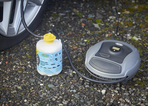 Преди всичко, трябва да знаете, че ако откриете тялото, което е предизвиквало спукването на гумата, е по-добре да не го вадите, а да го оставите където е. След това трябва да следвате инструкциите за употреба на конкретния комплект. Най-общо, бутилката със сгъстителя има накрайник от едната страна, който се завива към вентила на гумата и още един, към който се завива маркучът на компресора.