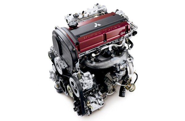 През 1981 г. Mitsubishi представи по-спортна версия на своя компактен седан Lancer, а под капака му беше поставен нов четирицилиндров двигател с атмосферно пълнене, наречен 4G63. Този двигател обаче стана легендарен във форма с турбокомпресор (оттук и Т в името му), като беше поставен на първите девет поколения Lancer Evolution, създадени за рали.

Изграден около много здрав чугунен блок, в зависимост от моделната година той можеше да развие между 244 и 287 к.с. Освен това няколко специални модела Evolution за пазара във Великобритания получи сериозни модификации, за да произведат допълнителна мощност, която при версията Evo IX FQ-400 достигна 405 к.с.
