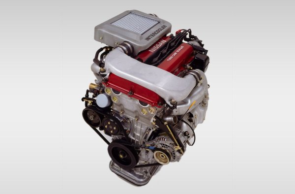 През 1989 г. Nissan пусна R32 Skyline GT-R по обществените пътища и с него дойде един от най-емблематичните 6-цилиндрови двигатели на всички времена -RB26DETT. През същата година японският автомобилен производител също пусна нов 4-цилиндров двигател, който беше също толкова впечатляващ.

С кодовото име SR20DET, новият двигател беше 2,0-литров, изцяло алуминиев турбоагрегат, проектиран с мисъл за производителност и надеждност. Той продължи да задвижва много модели на Nissan, най-вече поколенията S13 и S15 на Silvia и 180SX, където беше монтиран надлъжно.