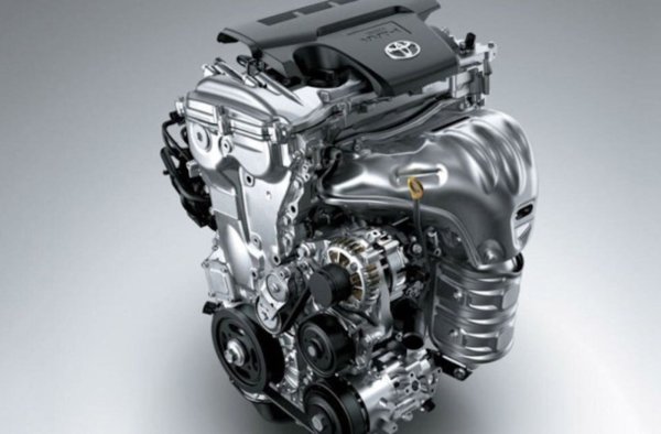 Когато става въпрос за настройка на двигателя, Toyota е синоним на една цифра и две букви: 2JZ. Но 6-цилиндровият мотор, която направи A80 Supra легенда, не е единственият такъв двигател, позволяващ сериозни добаротки, в арсенала на японския производител.

Представен през 2008 г. със северноамериканската версия на обновеното трето поколение RAV4 и впоследствие наличен в други модели, включително Camry, моторът 2AR-FE беше изцяло алуминиев, атмосферен DOHC с работен обем 2,5 литра. В стандартна форма той развива от 169 до 180 к.с., но подобно на други страхотни двигатели, произведени от Toyota, той има огромна надеждност.

