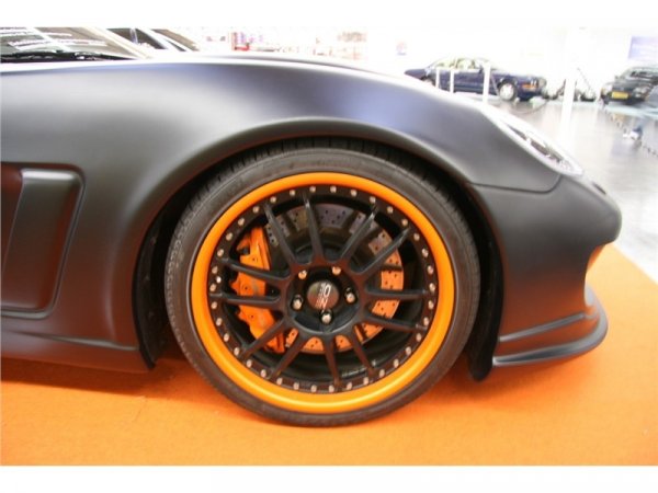 Geiger Chevrolet Corvette Coupe GT е оборудван с джанти OZ Racing, обути в гуми с размер 285/30/ZR19 - отпред и 345/25/ZR20 - отзад.