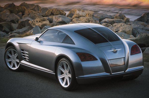През 2000 година Chrysler се лиши от шеф-дизайнера си Том Гейл, който дълго време определяше облика на машините им. Но компанията се взе в ръце и започна да формира новия си дизайнерски език, като концепцията Crossfire бе един от неговите предвестници. Компанията бе уверена, че моделът ще се превърне във вечна класика, макар да копираше представено малко по-рано серийно купе.

Crossfire беше на базата на роудстъра Mercedes-Benz SLK и използваше немски агрегати, по силата на тогавашния съюз Daimler-Chrysler. И както донора си използваше алуминиево шаси с купе от въглеродни нишки и изразителна "муцуна". За красотата на двувратия модел, балансиращ между авангардното и ретрото, може да се дискутира дълго, но това, че бе оригинален, признаха и най-големите скептици.