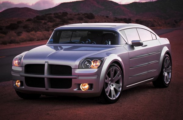 Новият дизайнерски език на Chrysler от началото на века беше умишлено грубо и безкомпромисно послание от самото начало. Това си пролича и в дъщерната марка Dodge и нейния оригинален концепт Super 8 Hemi, чиято визия граничеше с абсурд. Но все пак трябва да му отдадем заслуженото: той намекна за серийния Dodge Charger и възвести дългоочаквания преход на големите пътнически автомобили от платформи с предно задвижване на такива с надлъжно разположен двигател и задно задвижване, като дори обяви връщането на V8 двигателите в експлоатация при всеки клас. 

Агрегатът от ново поколение, с историческото и магическо име Hemi, се превърна в неразделна част от мускулестия образ на Dodge. В случая на Super 8 Hemi това бе 5,7-литровият "звяр" с 358 к.с. и 536 Нм, който подготви ренесанса на детройтските мъсъл-карове.