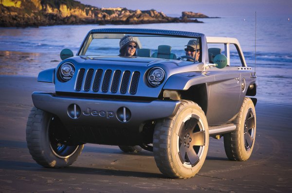 Историческото име, което принадлежеше на славния войн от Втората световна война, изглежда задължава поне стилистични цитати. Но марката Jeep определено демонстрира смелост пред ревностните почитатели на иконата и даде името Willys на младежки всъдеход в стила на плажните бъгита.

Външният вид в този случай е най-маловажното нещо - анатомията на високопроходимия автомобил бе много по-интересна. Леката алуминиева носеща конструкция бе покрита с напълно рециклируема пластмаса, тежащата наполовина от конвенционалната стомана. Използването на олекотени материали направи възможно да се поддържа теглото на автомобила в рамките на 1315 кг, за завист на спортните автомобили, което бе и значителен плюс извън пътя. За офроуд, Willys разполагаше с постоянно задвижване на четирите колела, огромен пътен просвет и 22-инчови колела. И за разлика от "баткото" Wrangler, бе с цял мост само отзад и се задоволи със скромен 4-цилиндров мотор с компресор, постигащ 160 к.с. и 210 Нм.