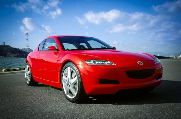 Mazda започна да подготвя наследник на култовия си модел RX-7 в края на 90те години, без оглед на вида на своите купета с роторни двигатели. Тласък на дизайнерската стратегия с новия стил Zoom-Zoom и необичайни задни врати даде концепцията RX-Evolv от 1999, което еволюира в прототипа RX-8, представен в Детройт през 2001 и който бе "на ръка разстояния" от серийния модел.

Основните технически характеристики новия ротационен бутален двигател Renesis тогава вдигнаха много шум. Липсата на турбокомпресор компанията опита да компенсира с лекота и по-добра работа. Малкият и 30% по-лек агрегат от две части беше поставен в предната част на междуосието, постигайки идеално разпределение на теглото по осите.

Интересното е, че серийният автомобил, с минимални промени, наследи екстериора на експерименталния спортен автомобил, но отхвърли интериора, който се отличаваше с метална централна конзола и индивидуален дизайн на таблото.
