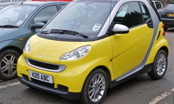Акронимът W451 идентифицира второто поколение на Smart fortwo, произвеждан от 2007 до 2015 г. Компанията се опита да подобри стабилността на пътя, аспект, който частично удряше имиджа и продажбите на предишното поколение. W450 всъщност беше модел с добър търговски успех, но който донесе оскъдни цифри по отношение на приходите. 

Дебютът на второто поколение на fortwo се състоя през пролетта на 2007 г. W451 нарастна по размер, достигайки дължина от 2,70 м в сравнение с 2,50 м от първата серия. Това е значително увеличение по отношение на общите размери. От динамична гледна точка, компанията подобри окачването в полза на комфорта на возене. 

Истинската иновация дойде с пристигането на новите бензинови двигатели, отново трицилиндрови, но вече не произведени от Mercedes, а от Mitsubishi, които по времето на проектирането на W451 все още бяха част от Daimler Chrysler group. Тези двигатели, всички с работен обем от 999 кубика, бяха налични както в режим на атмосферно пълнене, така и с компресор. В първия случай максималната мощност можеше да бъде 61 или 71 к.с., докато във втория случай достигна  84. 

При дизеловия двигател остава класическият 799-кубиков трицилиндров OM660, използван и в първата серия. Благодарение на някои подобрения по отношение на подаването на мощност &ndash; тя скочи до 45 к.с. вместо 41. 

Скоростната кутия също беше нова, с пет скорости и с автоматичен режим. Плюс най-богато ниво на оборудване, все още наречено Passion. През 2012 г. на автомобилното изложение в Женева беше представен вторият рестайлинг на fortwo. 

Естетическата актуализация засегна най-вече по-агресивните и смели брони, новата радиаторна решетка, взета от тази на новия електрически задвижван Smart Ed (представен по същия повод), новите странични прагове и фаровете с LED дневни светлини.

