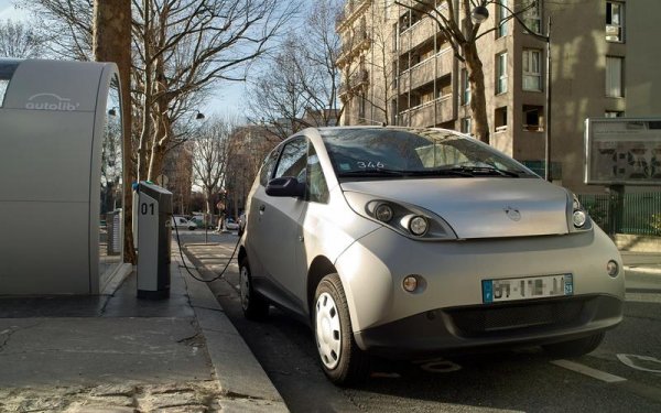 Малцина биха похвалили легендарното ателие Pininfarina за работата му върху дизайна на Bollor&eacute; BlueCar. Трудно може да се намери нещо положително както в екстериора, така и в интериора, но въпреки това, тази машина заема важна роля в историята на електрическите автомобили. Тя беше създадена за програми да споделяне на автомобили в центровете на големите градове.

Хиляди бройки от модела са построени в Италия, като са разпратрени по цял свят. Те можеше да бъдат видяни от Индианаполис до Париж, като всеки шофьор със смартфон може да наеме такава машина както за няколко дни, така и за няколко минути. Много хора се запознаха с електромобилите именно зад волана на BlueCar.
