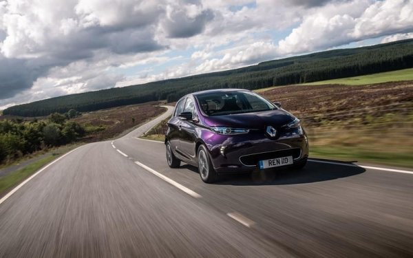 Много производители на автомобили за въвеждането на електрическата технология в масовите превози средства. Без да вдига много шум, Renault го направи през 2012 година, когато пусна първото поколение на Zoe. Това беше доста смел ход, защото хечбекът излезе на пазара доста преди търсенето на електрически превозни средства да се повиши достатъчно.

Първоначално Zoe получи литиево-йонна батерия с капацитет 22 кВт/ч, която осигуряваше пробег от около 200 км. Този вариант все още се предлага, въпреки че хечбекът беше обновен няколко пъти и сега предлага батерия с 52 кВт/ч и пробег от близо 400 км. 
