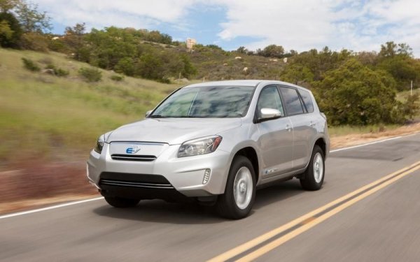 Електрическата технология се върна при Toyota RAV4 едва през 2012 година. Тогава се появи кросоувър на ток, базиран на второто поколение на модела. Той беше далеч по-технологичен от своя предшественик, като това се дължеше на факта, че повечето компоненти на задвижващата му система бяха разработени от Tesla. Машината постигаше пробег от 200 км и максимална скорост от 170 км, като бяха произведени около 2500 бройки. И всички те отново бяха продадени в Калифорния.

Ако партньорството между двете компании продължи, Toyota има всички шансове да се превърне в един от лидери в производството на електрически автомобили. Засега обаче двете компании поеха в различни посоки, така че шансовете това да стане клонят към нулата.
