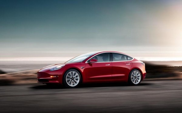 Построен набързо и с много проблеми с качеството в началото Tesla Model 3 успя да преобърна пазара на електромобили. Той излезе през 2017 година, като бързо се утвърди като най-продаваната електрическа кола в световен мащаб. Седанът предлага впечатляващи производителност и технологии, като е много по-евтин от Model S. 

И именно на него се дължи факта, че Tesla се превърна в най-скъпата автомобилна компания на планетата. Освен в САЩ, Model 3 се произвежда и в Китай, което го прави още по-успешен, тъй като няма разходи за транспортирането му до най-големия автомобилен пазар в света.
