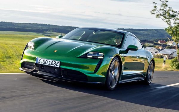 Първият сериен електрически автомобил на Porsche беше и първият сериозен съперник на Tesla Model S. Включването на марката от Щутгарт в борбата беше малко изненадващо, защото обикновено Porsche се свързва със спортни модели като 911 или кросоувъра като Cayenne. Оказа се обаче, че и Taycan притежава класата на останалите модели на марката.

В момента Taycan се предлага в няколко варианта, като базовият развива 402 к.с., а топ-версията - Turbo S, разчита на 751 к.с. За постигане на тези цифри се изисква включване на функция Overboost. Porsche разработи и иновативна 800-волтова електрическа система, която значително намалява времето за зареждане.
