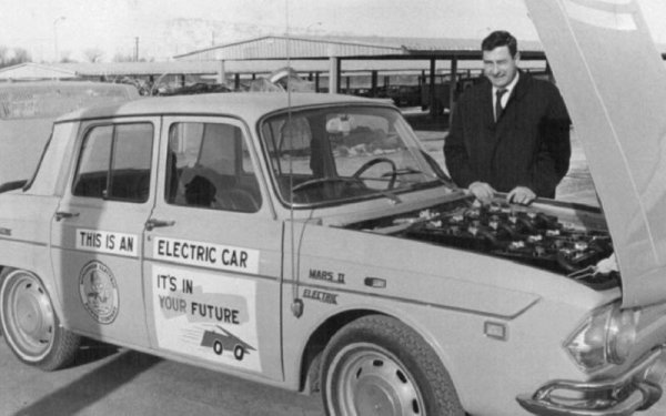 Няколко години преди да се роди Илон Мъск, инженерът Робърт Аронсън разбира, че за да се използват масово електромобили, трябва да има голяма мрежа от зарядни станции. Той обединява силите си с базирания в Мичиган дилър на Renault - Доналд Соунсън. Идеята им е да превърнат модела Renault 10 в електромобил, с обовно-кобалтови батерии. Машината развива скорост от 100 км/ч и изминава 200 км, като получава името MARS II, а Аронсън демонстрира нейните възможности с пътуването от Детройт до Вашингтон.

Технологията за бързо зареждане дава на електромобила 80% заряд за 45 минути, а Аронсън построява 5 зарядни станции на паркинги пред хотели от веригата "Холидей Ин" на пътя между Детройт и Вашингтон. Въпреки, че е иновативен, MARS II се оказва бавен, тежък, труден за ремонт и много скъп. Все пак са произведени 50 бройки от него. 
