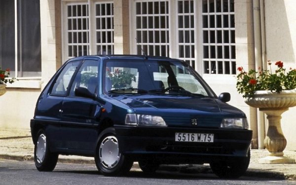 Peugeot има навика да залага на процъфтяващ пазар доста преди основните си съперници, като една от първите европейски фирми, която започва да произвежса коли в Китай. Френската компания също така се опитва да позиционира електромобилите като надеждна алтернатива на бензиновите коли още в средата на 90-те години.

След експерименти с няколо електрически прототипа от различна класове, в крайна сметка Peugeot залага на хечбека 106. Той е задвижван от батерии, като излиза през 1995 година и има пробег от 100 км. Технологията се използва и от Citroen за модела Saxo, но и двата хечбека са прекалено скъпи, тъй като купувачите трябва да наемат батериите. Производството приключва през 2003 година, като са направени около 6000 бройки от двата модела.
