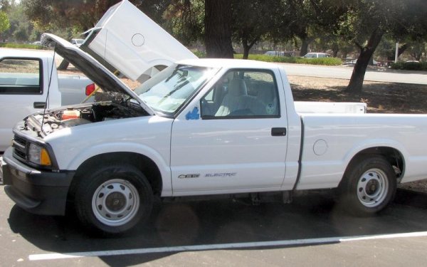 През 2020 г. всеки производител на пикапи в Америка иска да вземе част от пазара на електрически превозни средства от този клас. Chevrolet прави своя опит още през 1997 година, като електрифицира модела S-10, използвайки компоненти от от General Motors EV1. В началото моделът с предно предаване се предлага само на потребители, които изминават максим 70 км на ден. След това батерията е подобрена и съответно пробегът е удвоен.

Chevrolet построява 492 бройки от пикапа с обикновена или малка кабина. От тях 60 са продадени на клиенти, а останалите стават част от автопарка на големи компании. Повечето така и не оцеляват, тъй като Chevrolet ги взима обратно и ги унищожава. Сега компанията прави нов опит за влизане в сегмента, като ще предложи електрическа версия на пикапа Silverado.
