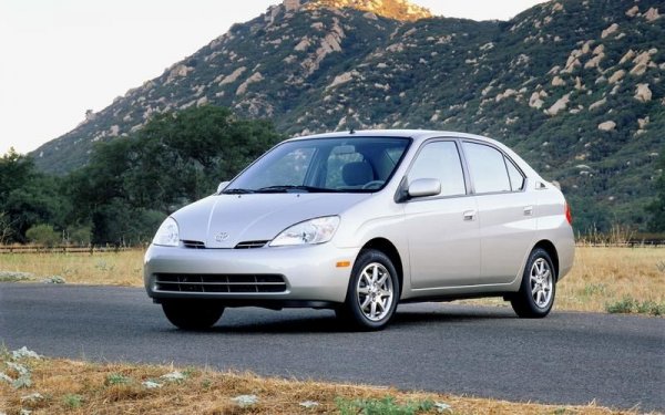 Оригиналната Toyota Prius излезе на пазара в Япония през 1997 година като хибрид и никога не е била електрическа, но няма как да не бъде спомената, защото играе много важна роля в електрификацията на автомобилите. Докато идеята да се изполва електромотор като допълнение на двигателя с вътрешно горене е на повече от век, Toyota се гордее, че е първият масов хибрид, спечелил клиенти по цял свят.

Моделът бързо еволюира и създаде един напълно нов сегмент, в който вече участват почти всички автомобилни производители. Но смело може да се каже, че хибридните модели, чийто брой вече е огромен, дължат своето съществуване на Prius.
