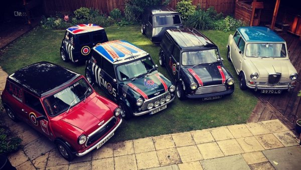 Крис Мос от Линкълн има цели 6 Mini-та в гаража си, като най-старото от тях е модификацията Wolseley Hornet от 1962 г. (крайната вдясно на снимката). Той я купува, когато е на 17 години и я привежда в идеално състояние. Всъщност, хобито на Крис е именно поправката на коли от марката.