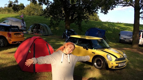 посещението си на фестивала "Mini в парка", който се провежда ежегодно в Лестършир. Той купува колата си през 2015 г. и оттогава е сред най-големите фенове на марката.