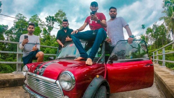 Той се казва Дилин Лиянаге и нагледно показва, че любовта към марката няма граници. На тази снимка венецуелецът позира със свои приятели от Шри-Ланка.