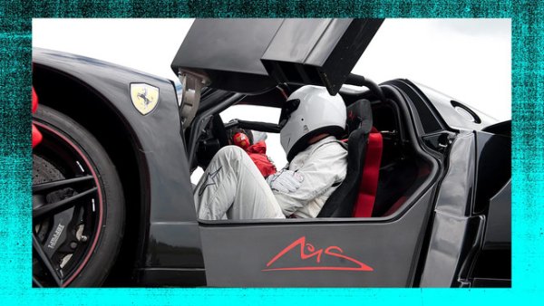 Ако сте автомобилен ентусиаст с определен социален и икономически статус, няма да е изненада да имате Ferrari Enzo в гаража си. Enzo е V12 икона от началото на 2000-те години и 20 години по-късно се продава на пазара за употребявани автомобили за около 5 милиона долара. Шампиони от F1 като Себастиан Фетел, Дженсън Бътън и Михаел Шумахер имат Enzo в колекциите си.
