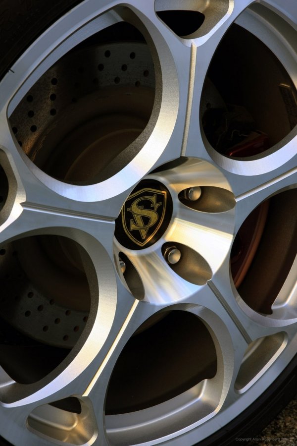 SV 9 Competizione - Италианско-американска кола, базирана на Corvette C6 LS3