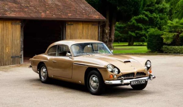 Jensen Motors отдавна не съществува, но в разцвета си компанията произвежда едни от най-изящните британски гранд туръри. Един такъв автомобил е Jensen C-V8, който се сглобява от 1962 до 1966 г.

Този класически 2+2-местен GT с елегантна каросерия тип купе е развитие на модела Jensen 541S (1960-1963). За разлика от предшественика си с редови шестцилиндров двигател Austin, C-V8 обаче получава мощен американски V8 под капака.
