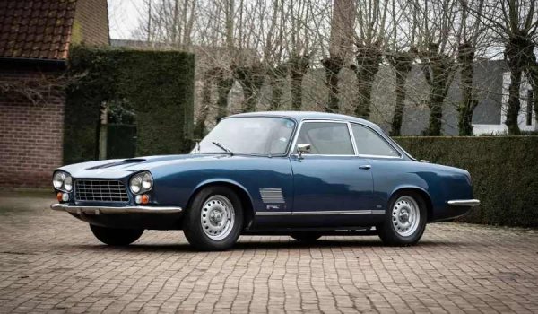 В началото на 60-те години на миналия век, бившият търговец на автомобили и страстен ентусиаст Джон Гордън се обединява с младrs инженер Джим Кийбъл, за да създадат елегантен гранд турър, наречен Gordon-Keeble.

Каросерията от фибростъкло е проектирана в Италия от самия Джорджето Джуджаро, който по това време работи в Bertone. Колата разполага със стоманена пространствена рама, независимо предно окачване и дискови спирачки на всички колела. 
