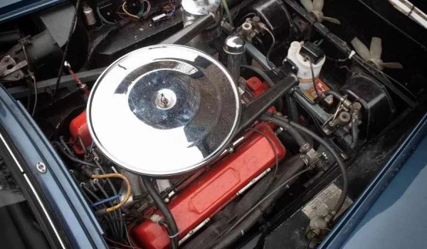 Под капака е 5,4-литров small-block V8 от Chevrolet, произвеждащ 300 к.с. Въпреки факта, че колата е произведена от малка компания, тя получава високи оценки за качеството на изработка, отличното управление и надеждния американски двигател.

Точно 100 Gordon-Keebles са направени между 1964 и 1967 г. Въпреки всичките си заслуги обаче, компанията никога не постига достатъчно признание и затваря, преди да успее да произведе наследник.
