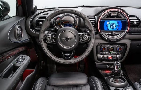 Със своя ретро дизайн, кабината на MINI Clubman доставя същото усещане за забавление. Усеща се като луксозен като Golf, с много меки на допир материали. Оформлението на арматурното табло е малко объркано, но фънки изглеждащата кръгла информационно-развлекателна система е лесна за използване благодарение на своя въртящ се контролер в стил iDrive, произведен от BMW. 

Това, което липсва на MINI, както подсказва името, е пространството. Пътниците отзад се чувстват доста на по-тясно, отколкото в двата конкурента. Двойните задни врати изглеждат страхотно, но 360-литровият багажник е много по-малък от конкурентите. Дори сгъването на задната седалка освобождава само 1250 литра пространство.

Версия 2.0 Cooper S Exclusive с под 80 000 км пробег може да бъде намерена за около 20 000 евро.
