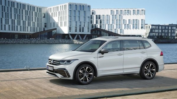 Tiguan в последните години бе най-продаваният компактен кросоувър на стария континент, но недостигът на чипове през 2021, както и новата конкуренция в лицето на електрическия ID.4, го смъкнаха надолу. 9.5% спад спрямо 2020 година и цели 40% спрямо предкризисната 2019. 
