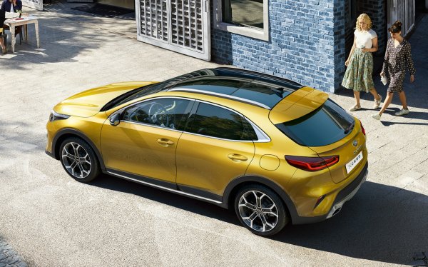 "Определено в този автомобил се чувствах, сякаш пътувах в нанякъде в началото на 80-те години", е определението, което дава на машината Кларксън.