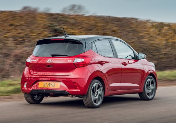 "Ако питате мен, той е малко суров, но определено е автомобил, който няма да ви развълнува, докато сте зад волана. И определено не заслужава безвъзмездни похвали", е оценката на Кларксън.