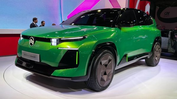Citroen C5 Aircross Concept направи своя световен дебют на автомобилното изложение в Париж през 2024 година, но ще имаме втори шанс да му се възхищаваме в Брюксел. Поразителният и доста стилен автомобил трябва да ни впечатлеи как ще изглежда следващото поколение C5 Aircross преди да бъде представен по-късно тази година  &ndash; включително &bdquo;крилати&ldquo; задни светлини. Той използва езика на дизайна от най-новите Citroen C3 и C3 Aircross, но определено е по-привлекателен.

Серийният автомобил ще използва същата платформа STLA Medium, която е в основата на Peugeot 3008 и Opell Grandland . Това не само означава, че знаем с какво ще се конкурира директно Citroen , но и че ще се предлага както с хибридна, така и с чисто електрическа мощност.