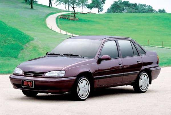 Известно е, че Льо Ман е град в централна Франция. Тези, които обичат автомобилите и спорта, знаят за легендарното състезание &bdquo;24 часа на Льо Ман&rdquo;, което се провежда всяка година. Какво общо с него обаче има тази корейска малолитражка, не е ясно. Това всъщност е преработен Opel Kadett от 1980, който е предшественик на Nexia. И тук някой се е изхвърлил.
