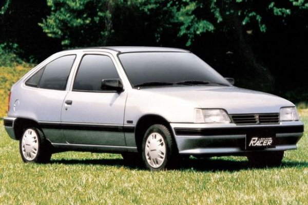 Още един пример в тази посока е друг модел на корейците &ndash; Racer. Преведено от английски, това означава &bdquo;състезател&rdquo;, като в случая отново става дума за преработен Opel. И това звучи леко объркващо.
