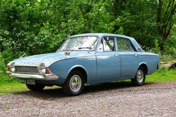 Какво е корсар? Пират, който кръстосва моретата и плячкосква кораби. Този седан на Ford трудно би превзел какво и да е. И ако истинският корсар е стряскал хората навремето, моделът с това име трудно би уплашил някого.
